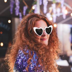 Envie d’ajouter une petite touche d’amour à tes tenues ? 
Ces lunettes cœur...